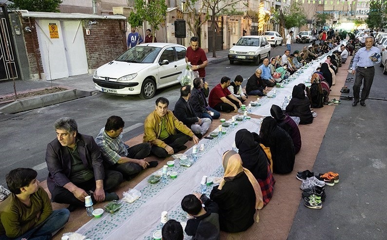 برپایی سفره های  افطاری ساده در معابر شهر مشهد