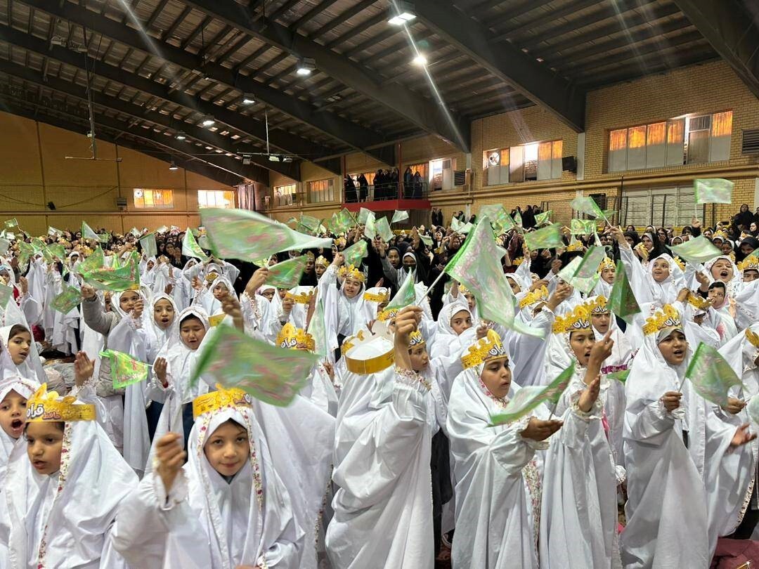اجرای همخوانی ۶ هزار نفری دانش آموزان طرح «حافظ قرآن شو» در مشهد
