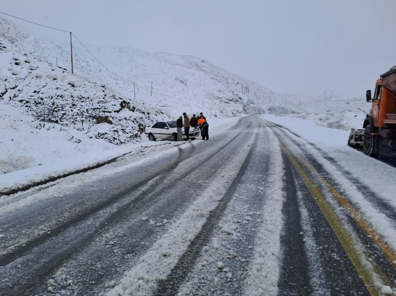 برخی جاده های  آذربایجان غربی دوباره برفی شد