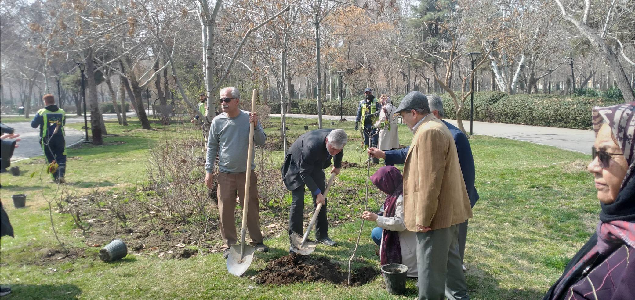 غرس ۱۴ اصله نهال در بوستان ملت مشهد توسط جمعی از نویسندگان خراسان رضوی