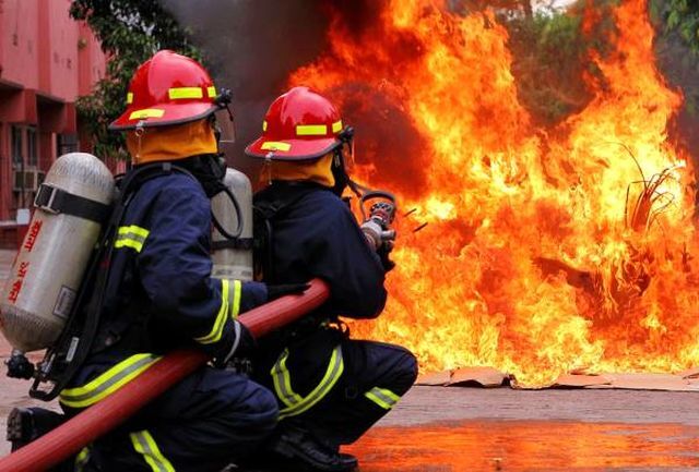 مهار آتش سوزی در مجتمع بنکداران اهواز