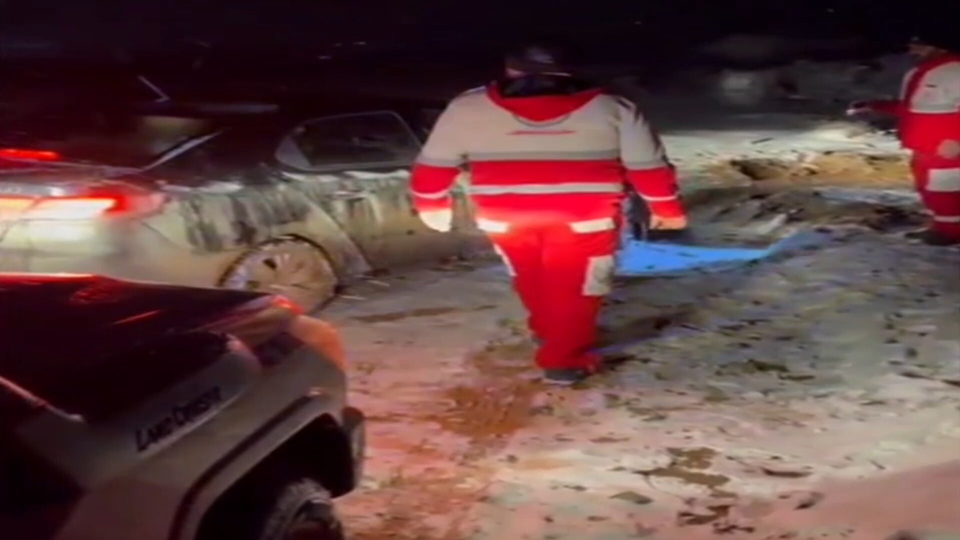 امداد رسانی  به یک خودروی گرفتار در برف و کولاک در خمینی شهر