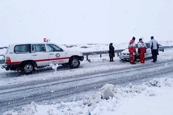 هلال احمر به ۳۰ مسافر گرفتار در برف کمک کرد