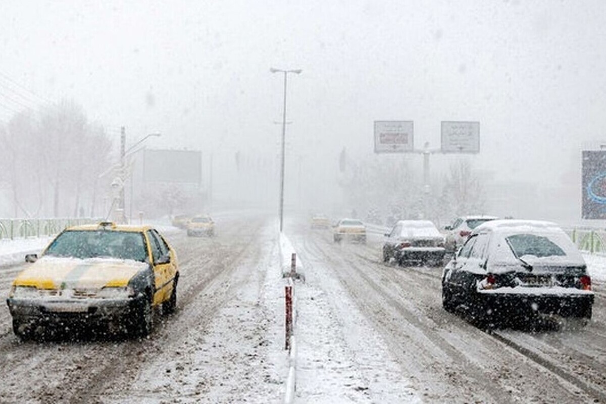 کولاک برف منجر به محدودیت تردد در ٢ مسیر جاده ای خراسان رضوی شد