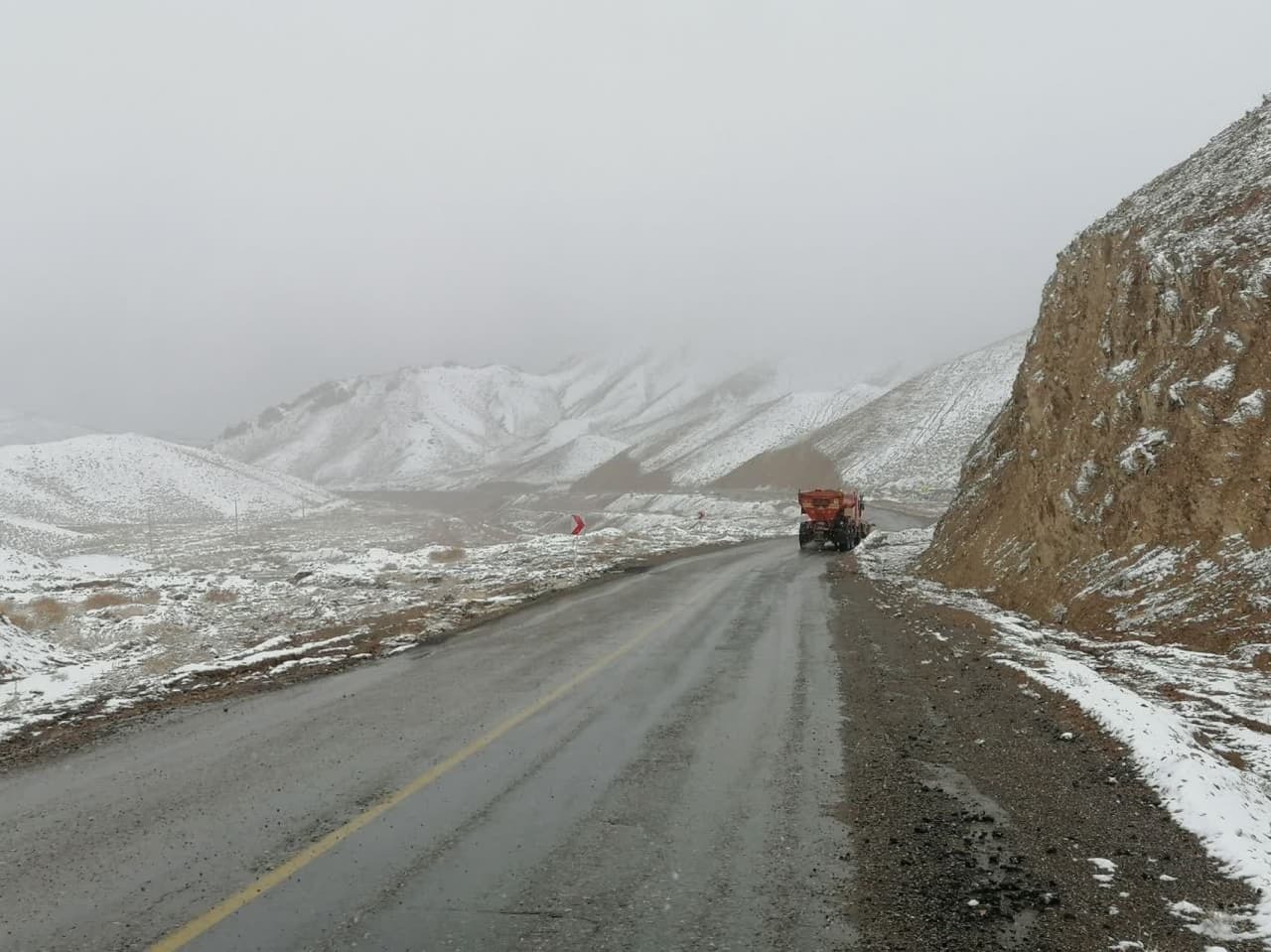 برف روبی ۸۲۰۰ کیلومتر باند از محور‌های مواصلاتی خراسان جنوبی