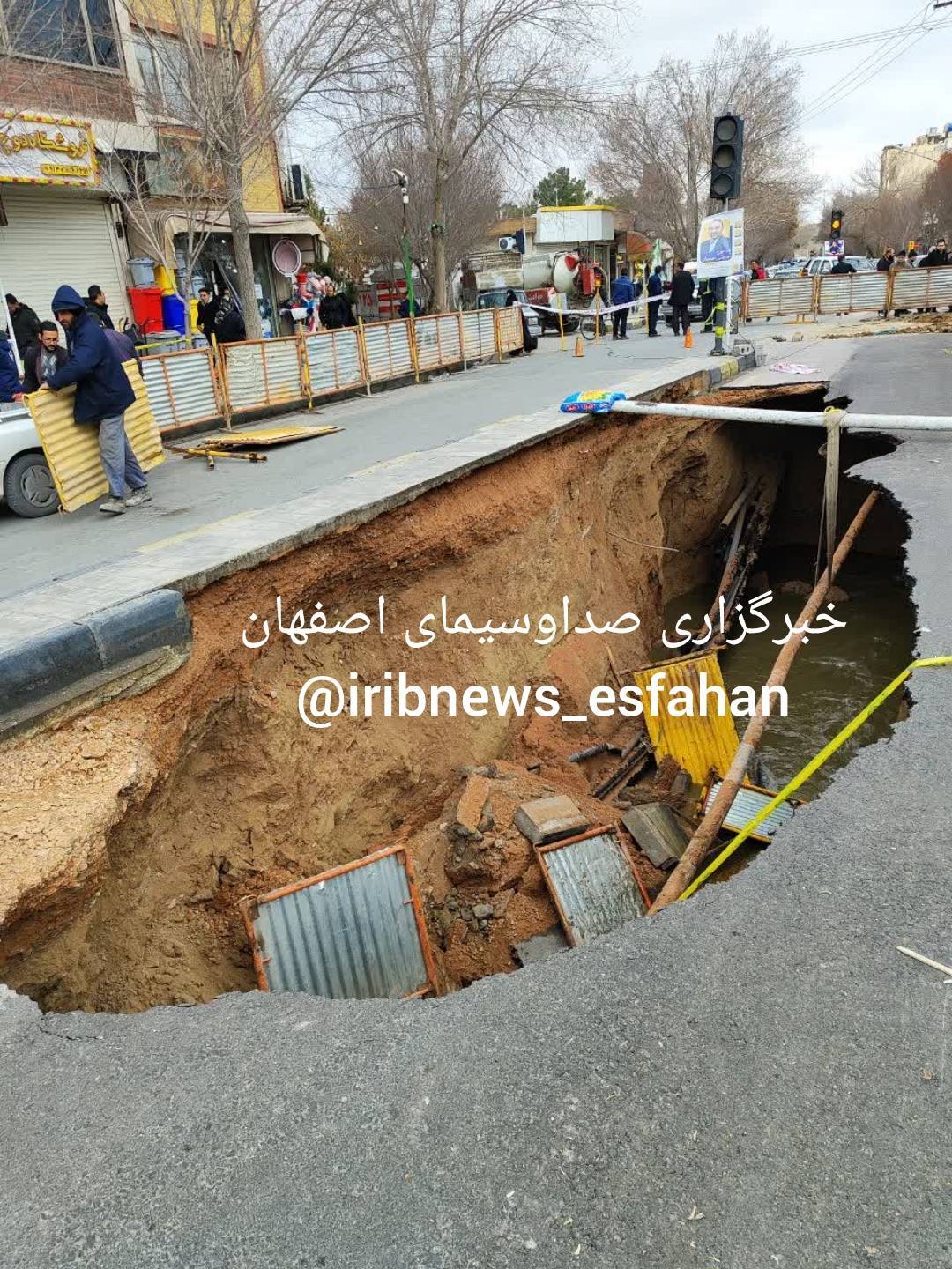 شکستگی لوله انتقال فاضلاب در خیابان شهیدان کاظمی اصفهان