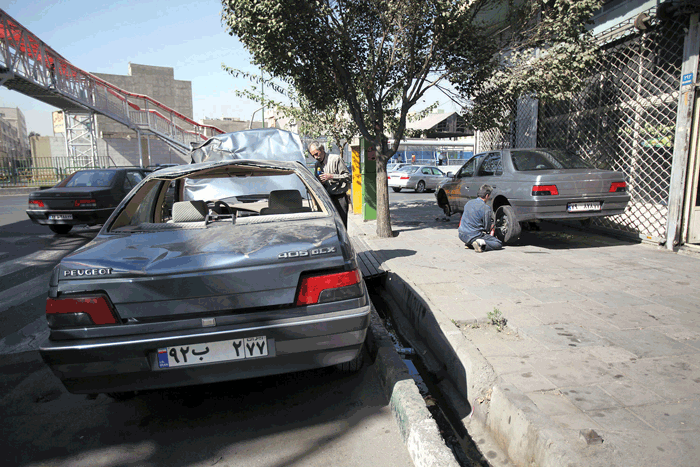 پیاده‌رو‌های شهید دل آذر قم در تسخیر تعمیرکاران خودرو