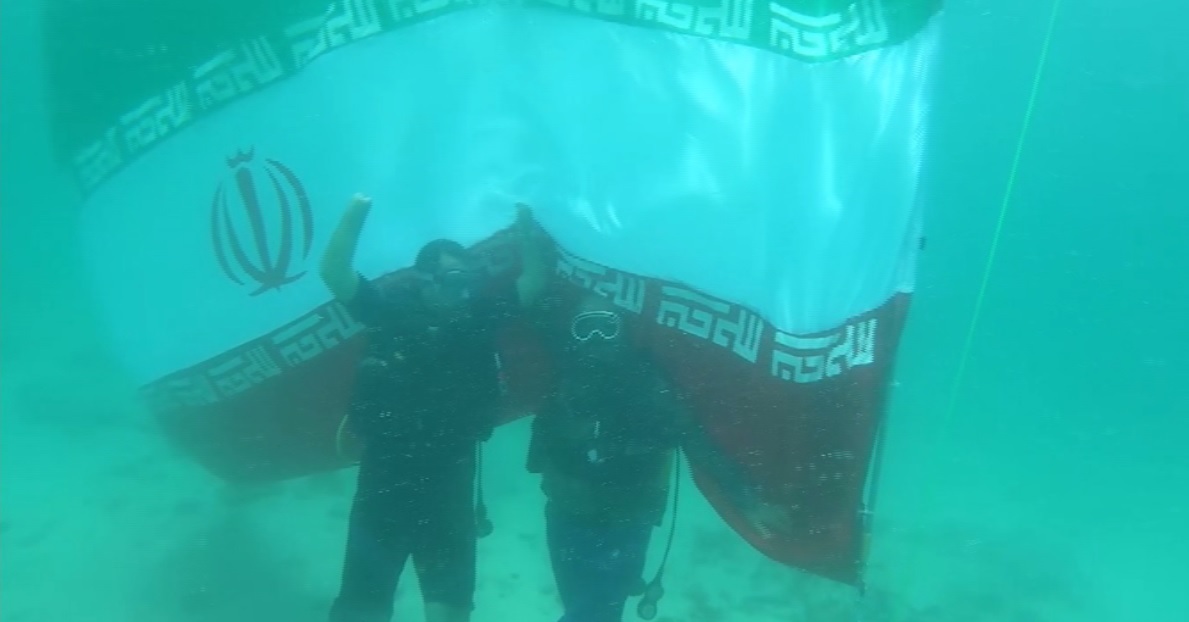 برافراشتن پرچم ایران در عمق ۱۰ متری آب‌های خلیج فارس