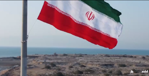 اهتزاز پرچم جمهوری اسلامی در غربی‌ترین نقطه جزیره قشم