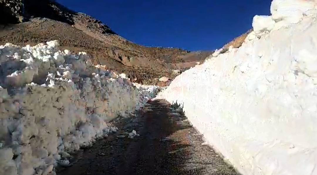 بازگشایی گردنه برف گیر بیژن در شهرستان دنا