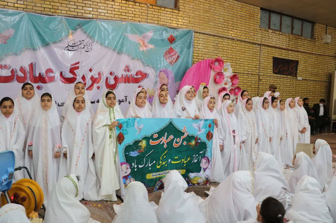 برگزاری جشن تکلیف ۹۰۰ دانش آموز دختر در دوگنبدان
