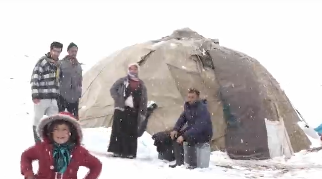 عشایر ساکن در دامنه سبلان در سراب در محاصره برف