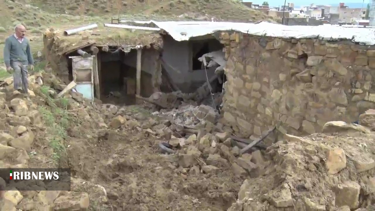 سیل گرفتگی  و تخریب ۲ ساختمان مسکونی در بستان آباد