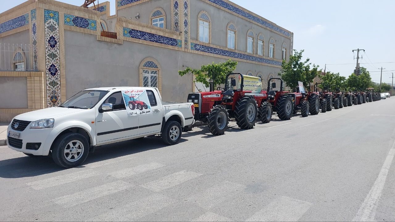 تحویل ۱۶ دستگاه تراکتور به کشاورزان درگزی با هدف ایجاد اشتغال پایدار