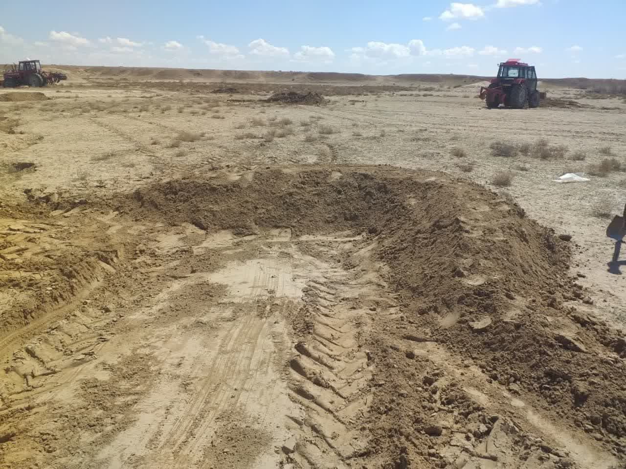 اجرای طرح مدیریت هرزآب و ساخت هلالی آبگیر در اراضی بیابانی تربت حیدریه