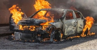 آتش زدن ۲ خودرو گران قیمت در همدان به علت اختلاف مالی