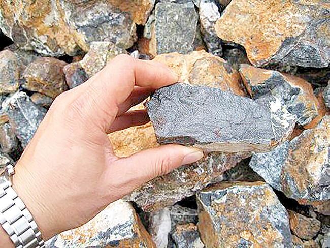 کشف محموله سنگ قاچاق در بهاباد