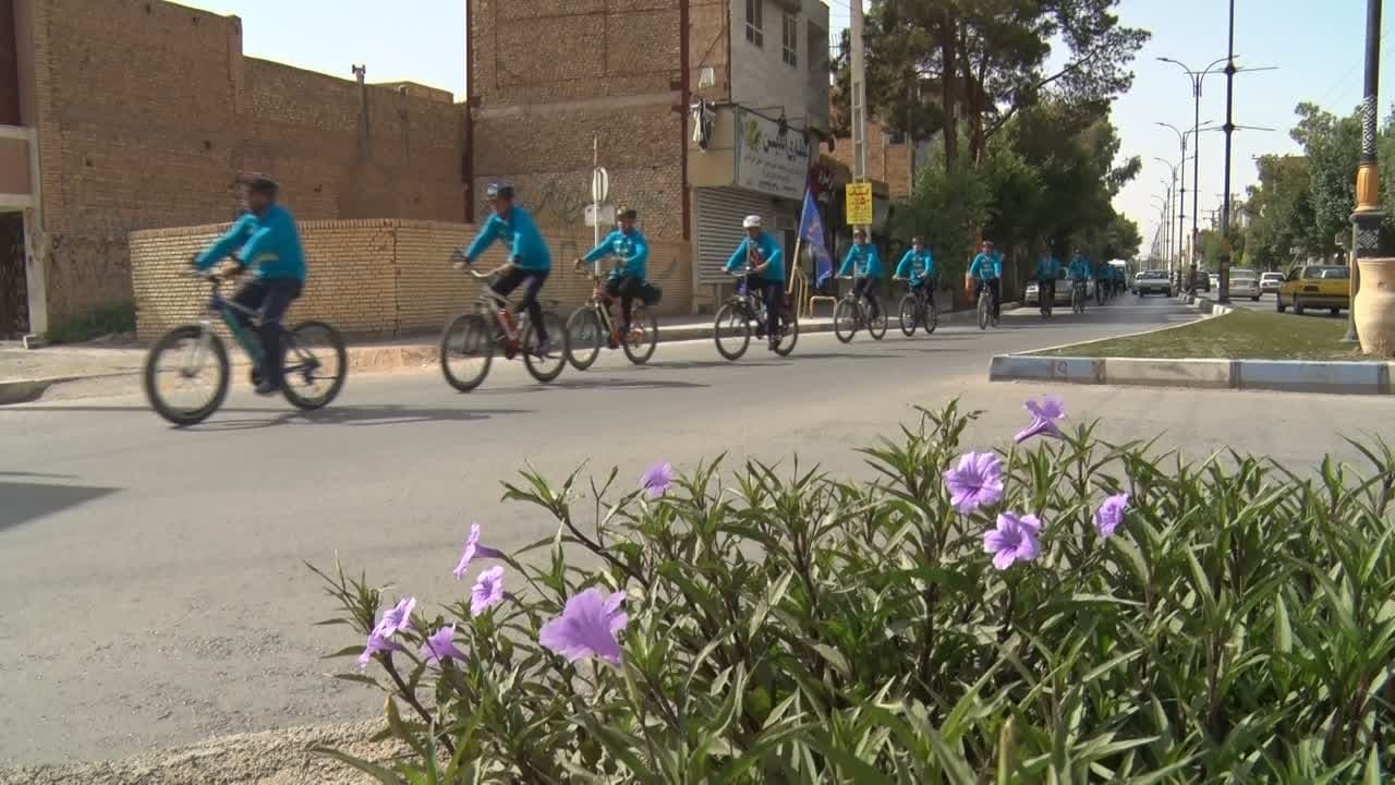رکابزنی دوچرخه سواران میبدی به سوی بارگاه امام خمینی
