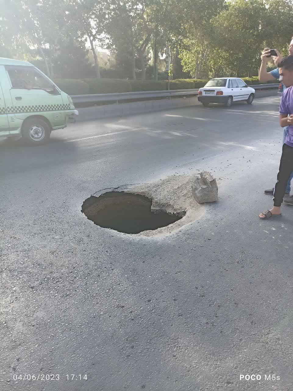 نشست زمین و ایجاد حفره در اتوبان آقابابایی