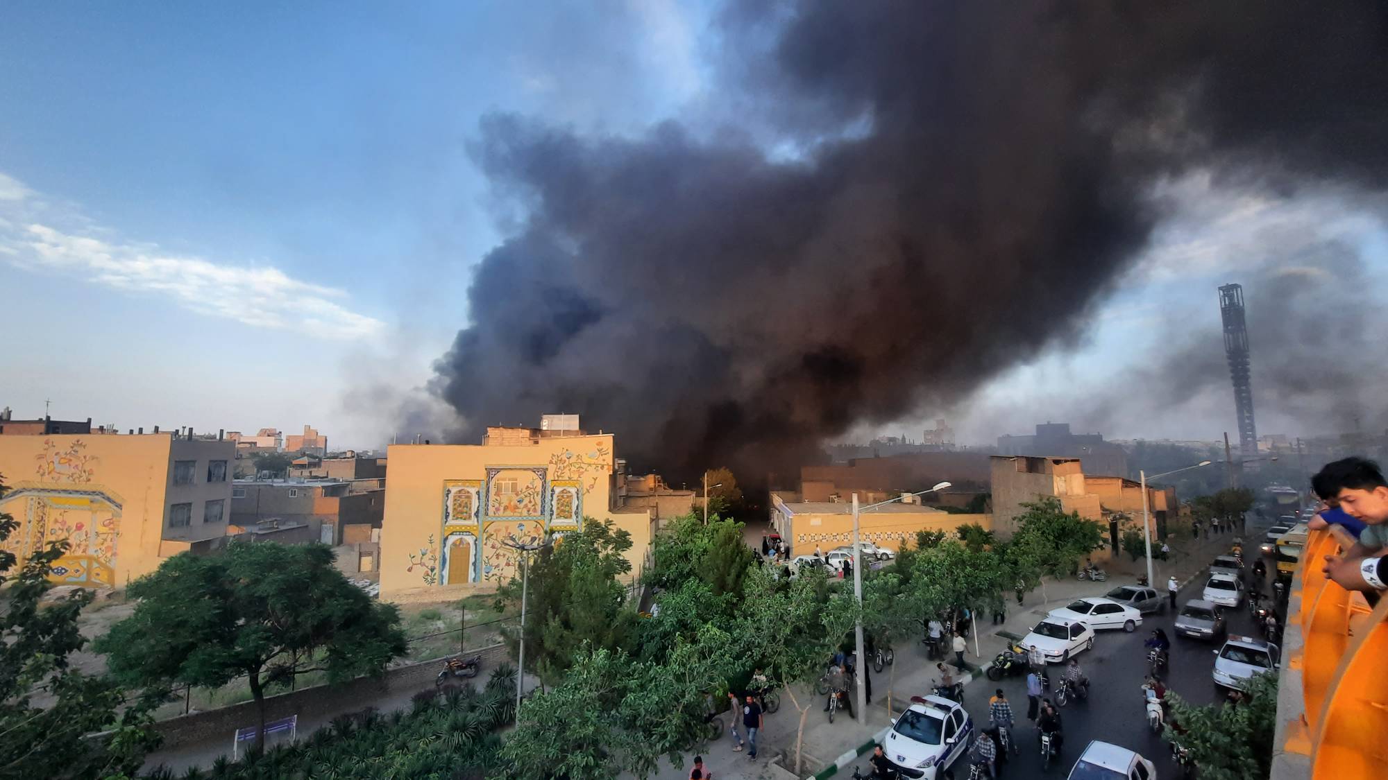 آتش سوزی یک انبار لوازم خانگی در حومه مشهد