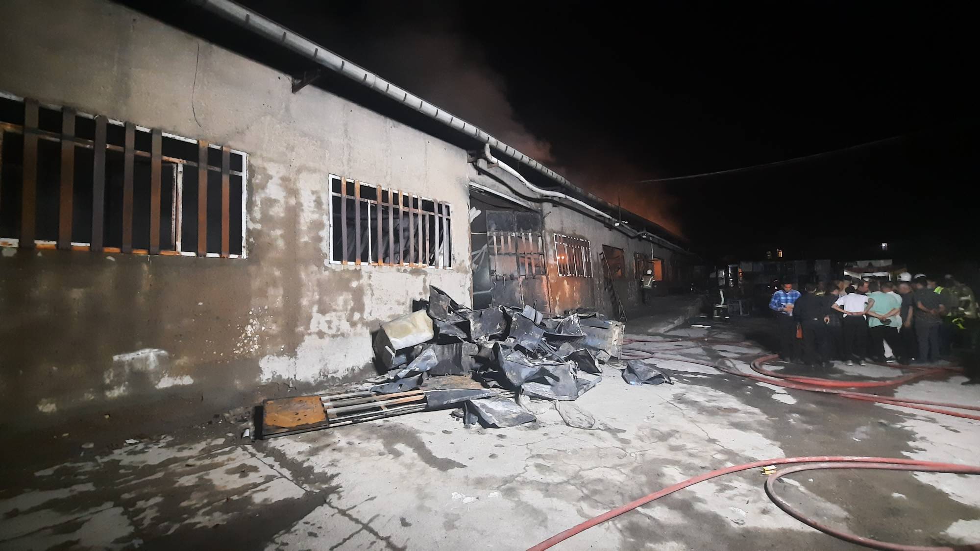  مهار آتش سوزی مهیب یک انبار لوازم خانگی در شرق مشهد