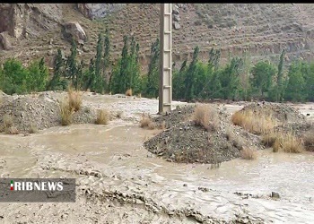 جاری شدن سیل در جاده فیروزکوه به سمنان (دهستان پشتکوه)