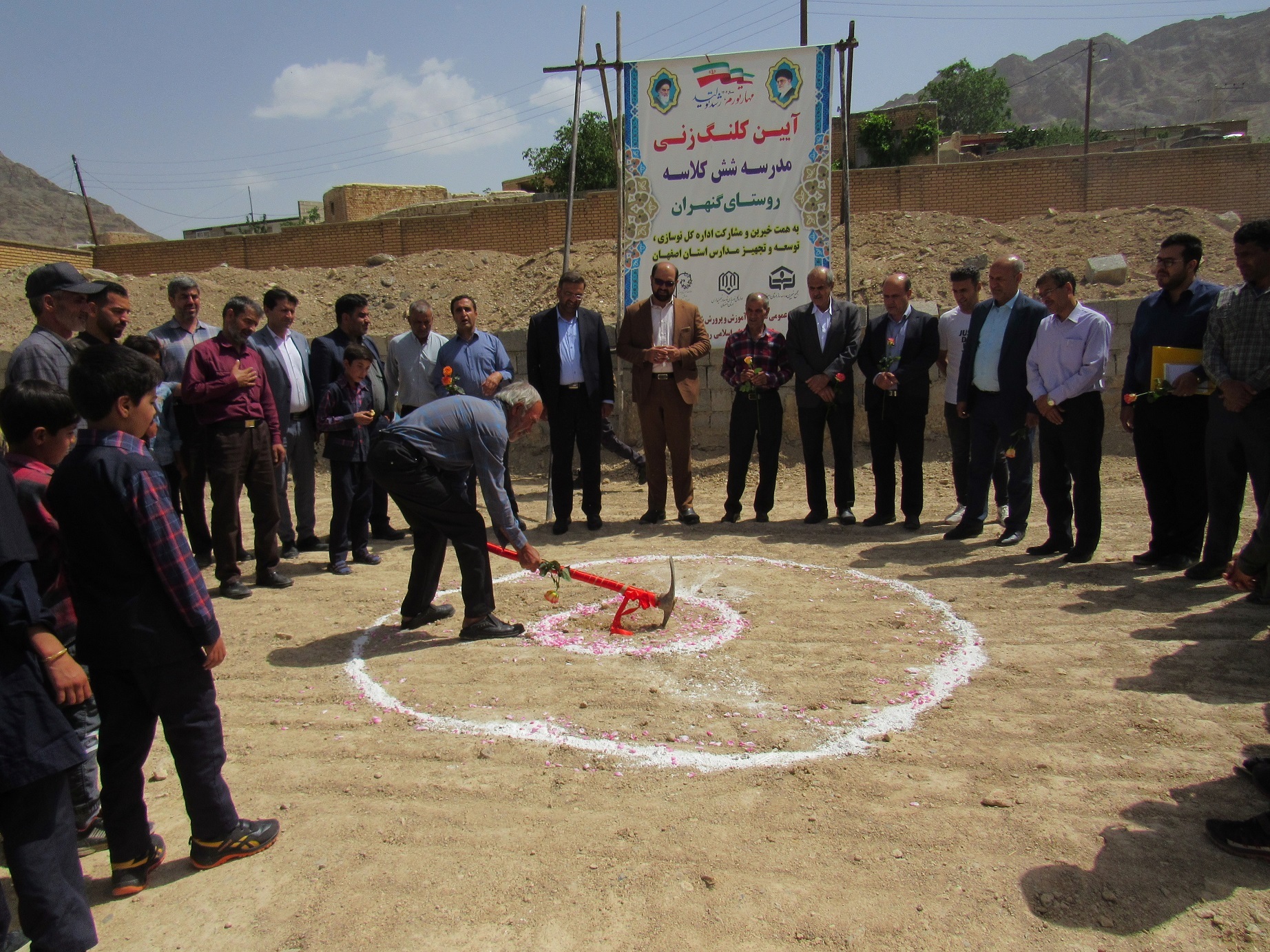 آغاز عملیات اجرایی مدرسه شش کلاسه روستای گنهران تیران و کرون