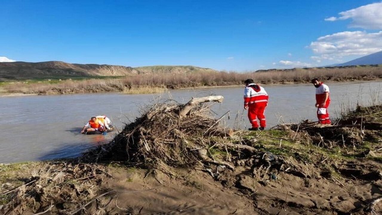 نجات سه شهروند دره شهری گرفتار در رودخانه سیمره