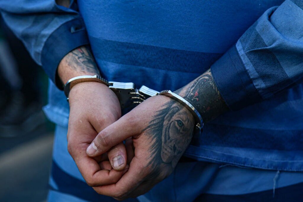 دستبند پلیس بر دست شرور متواری در یزد 