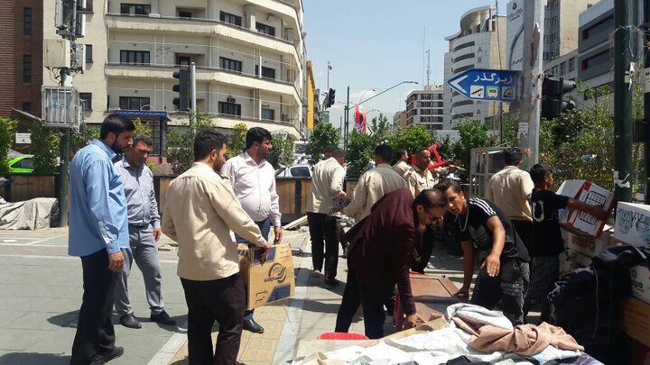 برخی بساط گستران ۱۲متر از معبر را اشغال می‌کنند