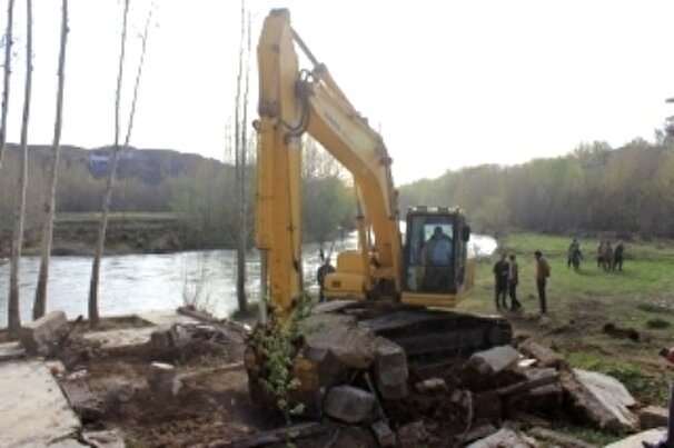 تخریب ویلا‌های غیر مجاز در حریم رودخانه زاینده رود