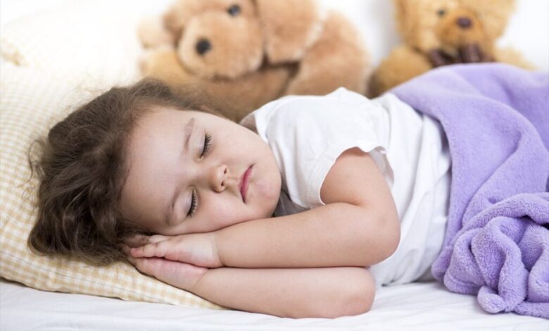 چرا برخی کودکان در برابر خوابیدن مقاومت می کنند؟