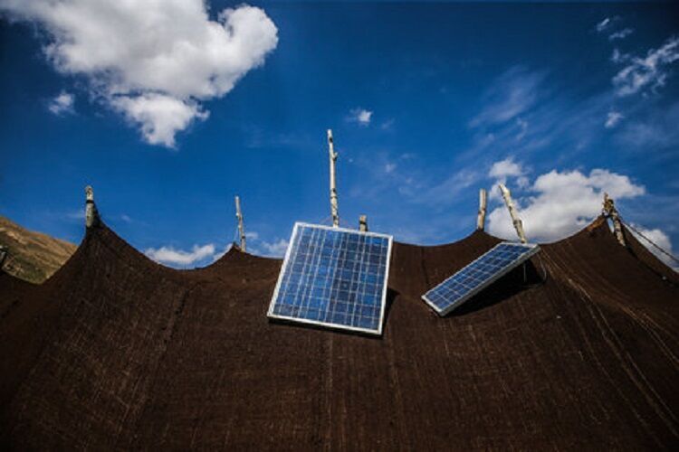 توزیع هزار و ۳۰۰ پنل خورشیدی بین عشایر همدان 
