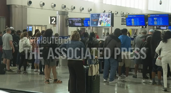 مسافران در فرودگاه آتلانتا در آمریکا روز یکشنبه روز سختی داشتند