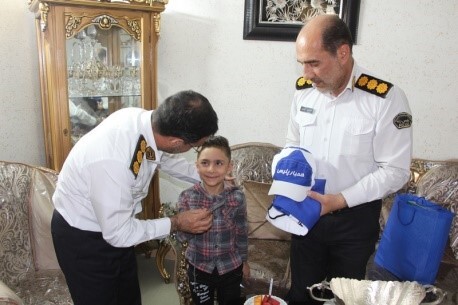 دلجویی رئیس پلیس راه اصفهان از کودک سرطانی