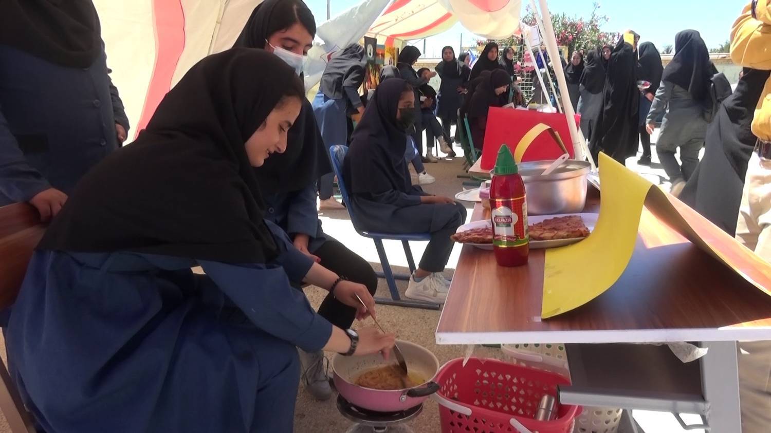 برپایی نمایشگاه و بازارچه دست ساخته‌های دانش آموزان دخترانه