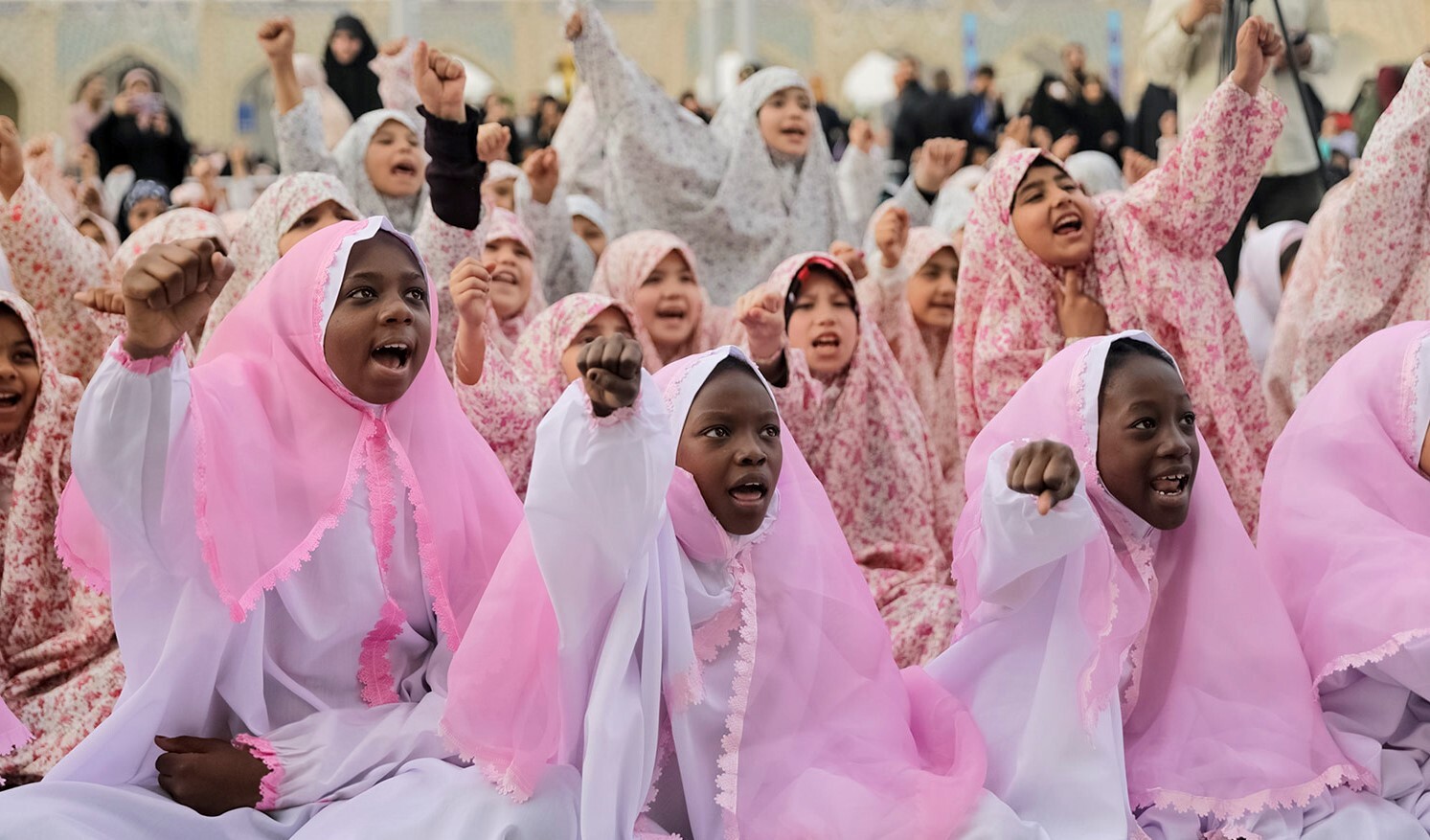 جشن تکلیف بیش از ۲۰۰ دختر از سراسر جهان اسلام در حرم مطهر رضوی