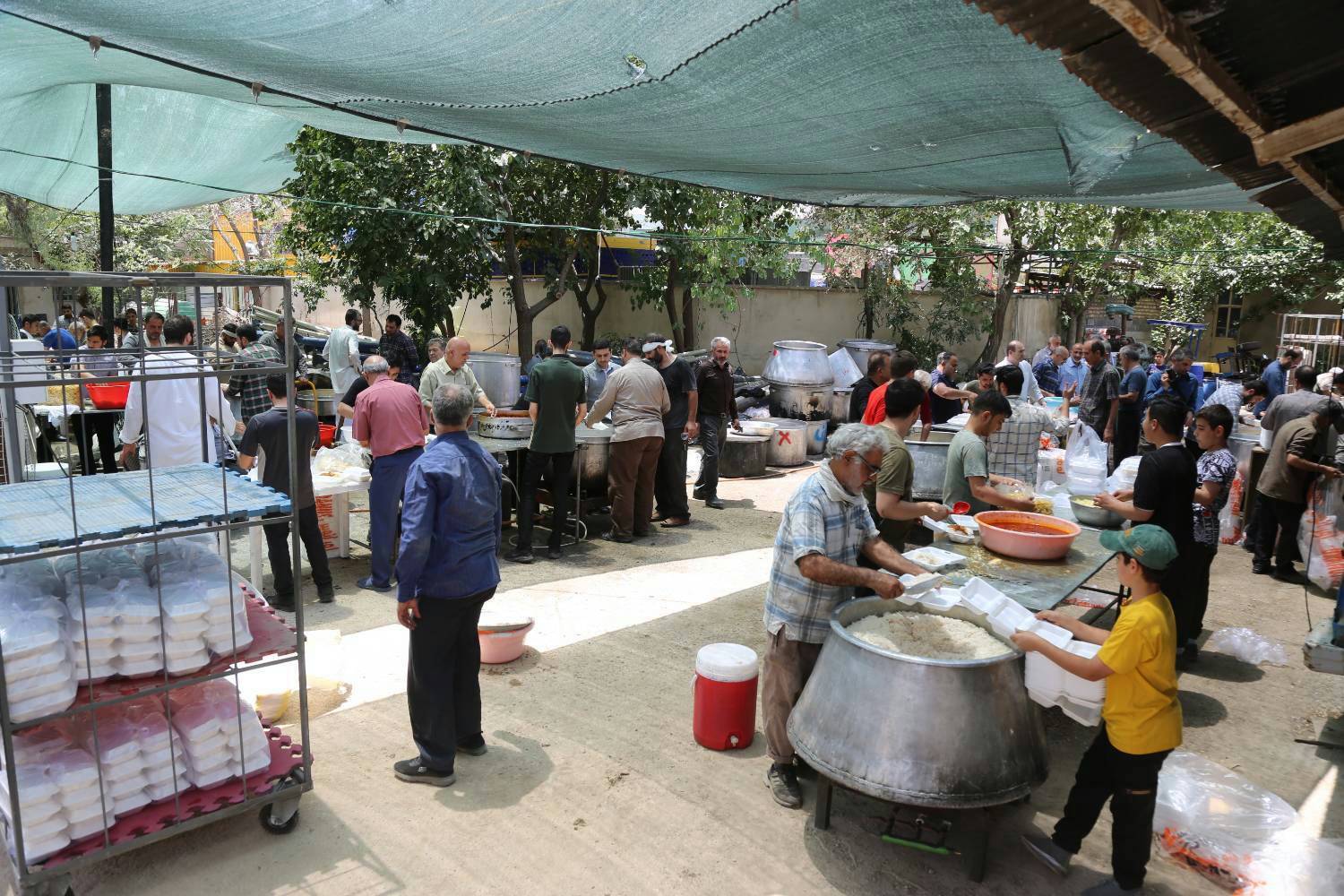 طبخ و توزیع ۱۱۰ هزار پرس غذای گرم در منطقه ۱۹ تهران