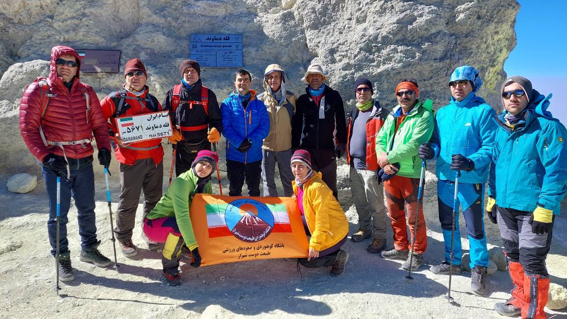 صعود تیم کوهنوردی شیراز به قله دماوند