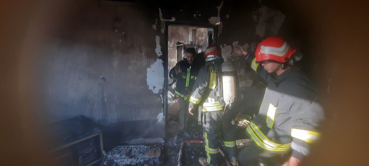 نجات دو نفر از آتش‌سوزی منزل مسکونی در شهرک جهاد کرمانشاه