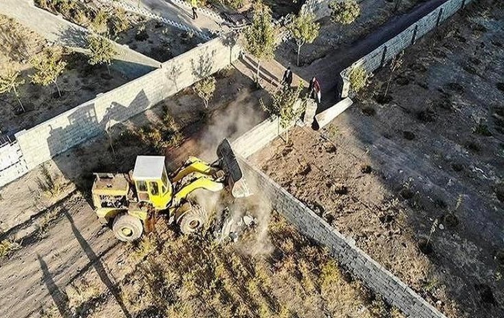 تخریب ساخت‌وساز‌های غیرقانونی مرتبط با کارکنان قوه قضاییه و نهاد نظامی درفیروزکوه