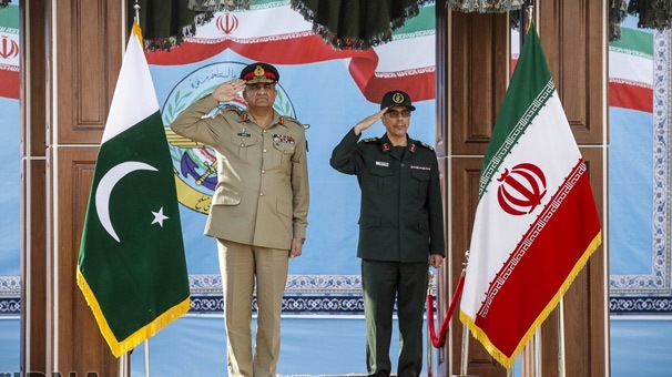 دیدار فرمانده ارتش پاکستان با رئیس ستاد کل نیرو‌های مسلح