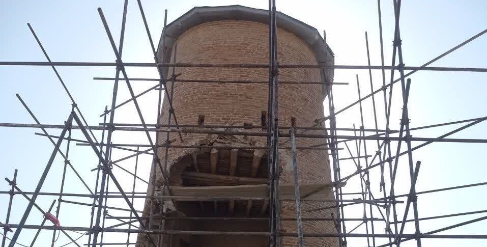 آغاز مرمت برج تاریخی روستای «بید کُرپه» در ملایر 