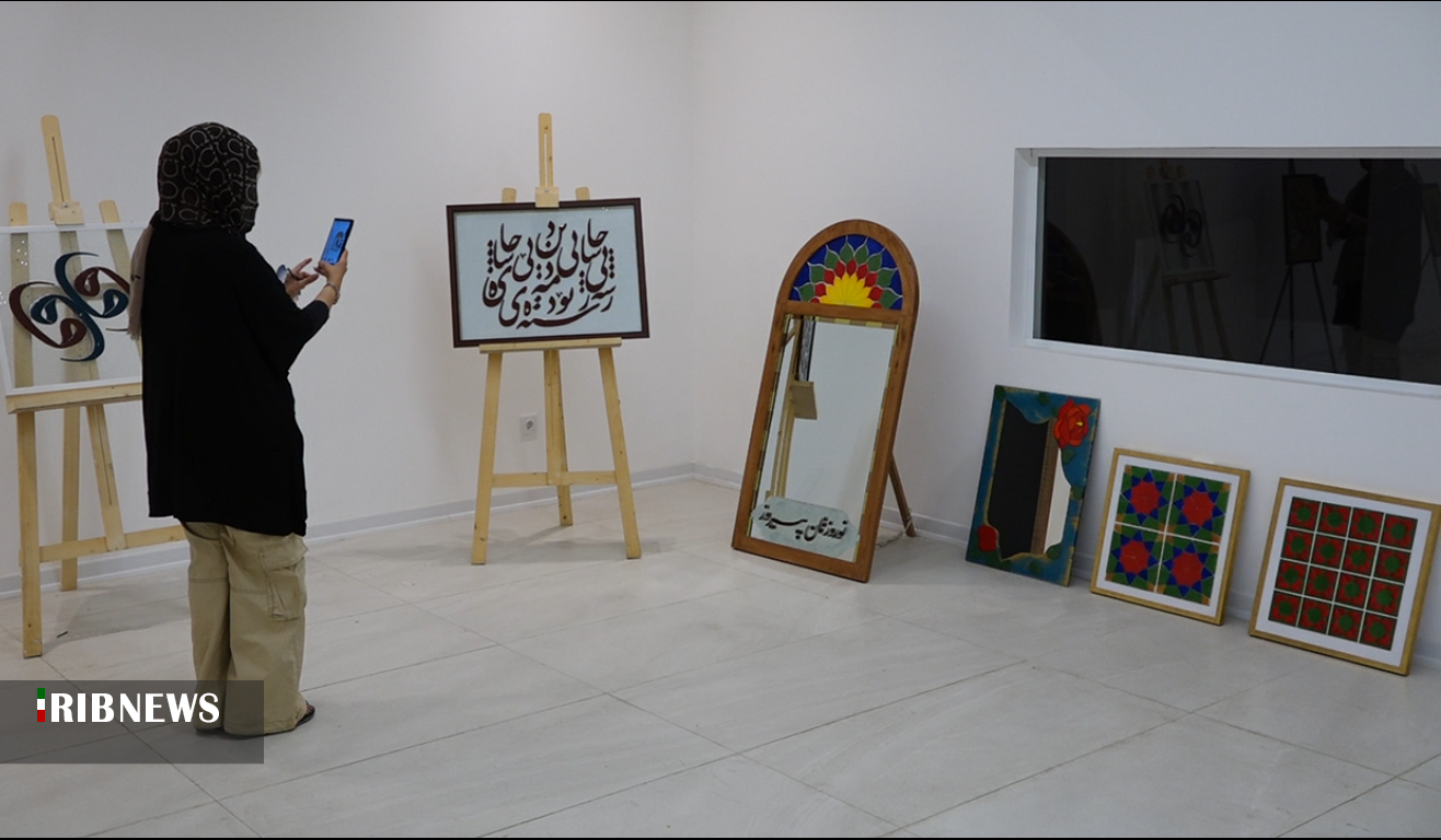گشایش نمایشگاه آبگینه از آثار بانوی هنرمند کردستانی