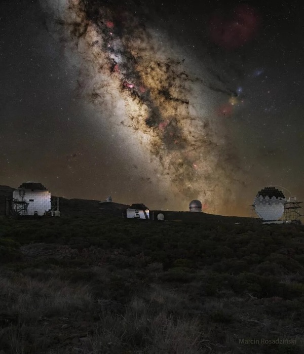 کهکشان راه شیری بر فراز رصدخانه لا پالما