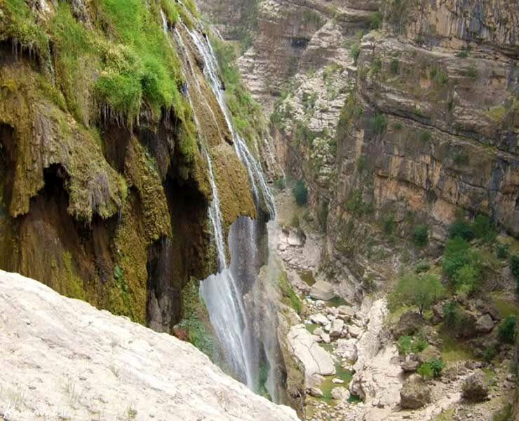 آبشار کمر دوغ یکی از زیباترین آبشار‌های ایران