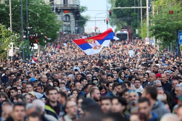 اعتراضات علیه خشونت به ده شهر صربستان گسترش یافت