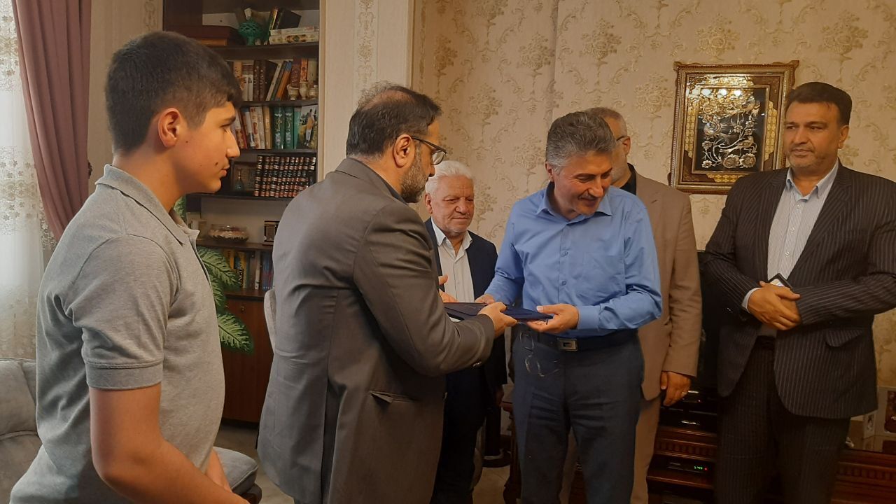 دیدار رئیس کل دادگستری استان البرز با خانواده شهدا