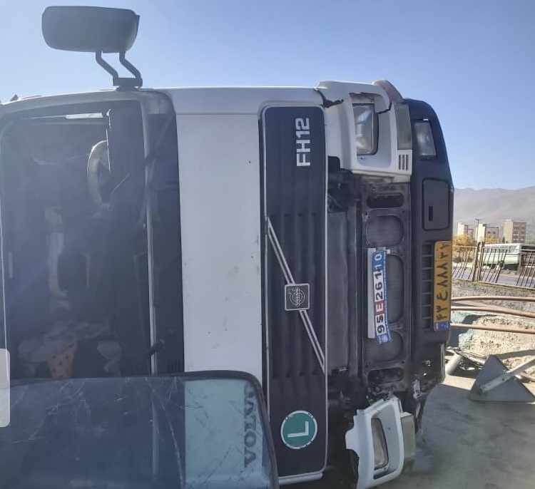 واژگونی تریلر ترکمنستانی در جاده قوچان-درگز
