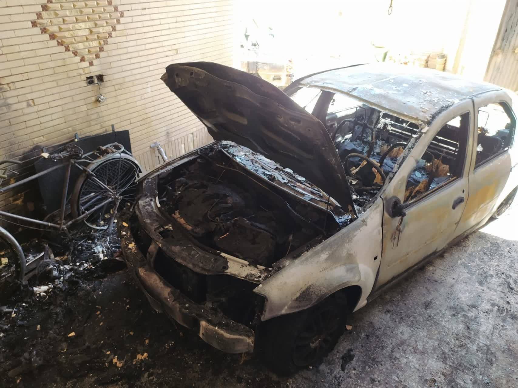 مصدومیت چهار نفر بر اثر آتش سوزی خودروی سواری در خمینی شهر